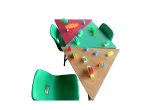 JUEGO DE MESAS TRIANGULARES PARA PARVULARIA