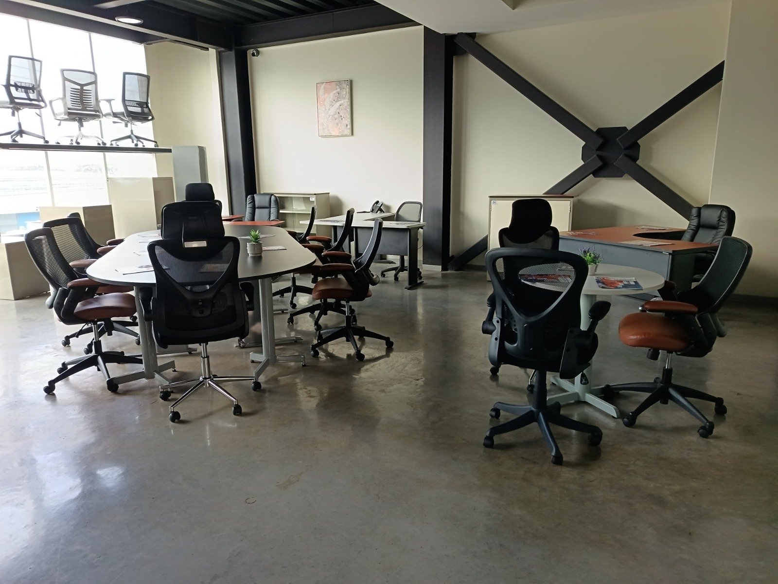Exhibición de mobiliario en sala de ventas